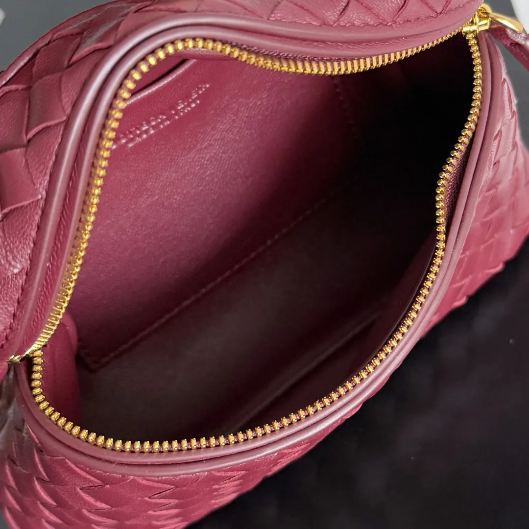 Batch 1480 BOTTEGA VENETA2025 new women's small Soft Vanity cosmetic bag, using the classic Intrecciato weaving technique, inheriting the classics, the ring buckle design 😎 The light metal chain gives you a high-end sense of matching, the chain is removable, and it can be used as a handbag ~ An elegant small bag that is perfect for participating in events. The overall body of the bag is as soft as marshmallow and can be easily kneaded, showing the strong toughness and high-end feel of the leather. The touch of sheepskin is so amazing. It is so healing when pinched! I have absolutely no resistance to small bags! ! ! Style No.: 843800 Color: Barro Red Size: 19*14*3cm